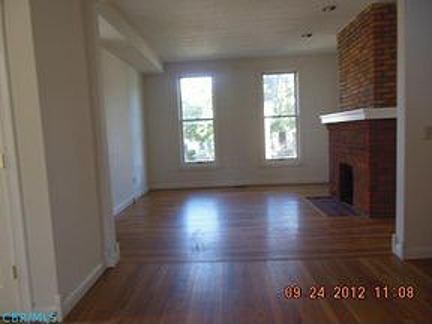 living room - empty - before (2)